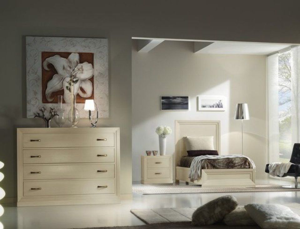 camera da letto con comò, letto e comodini color panna