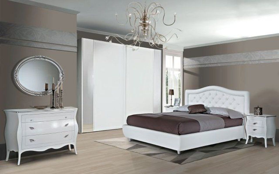 camera con letto bianco classico e armadio con ante scorrevoli