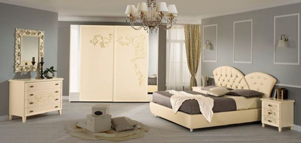 camera in stile classico con arredi color crema
