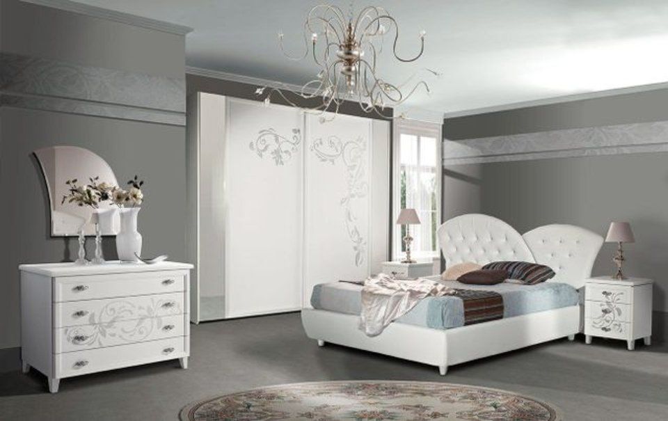 camera matrimoniale in stile classico con arredi bianchi