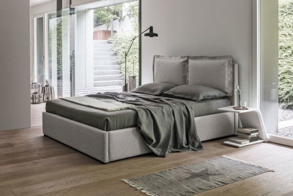 letto matrimoniale con struttura in tessuto grigia