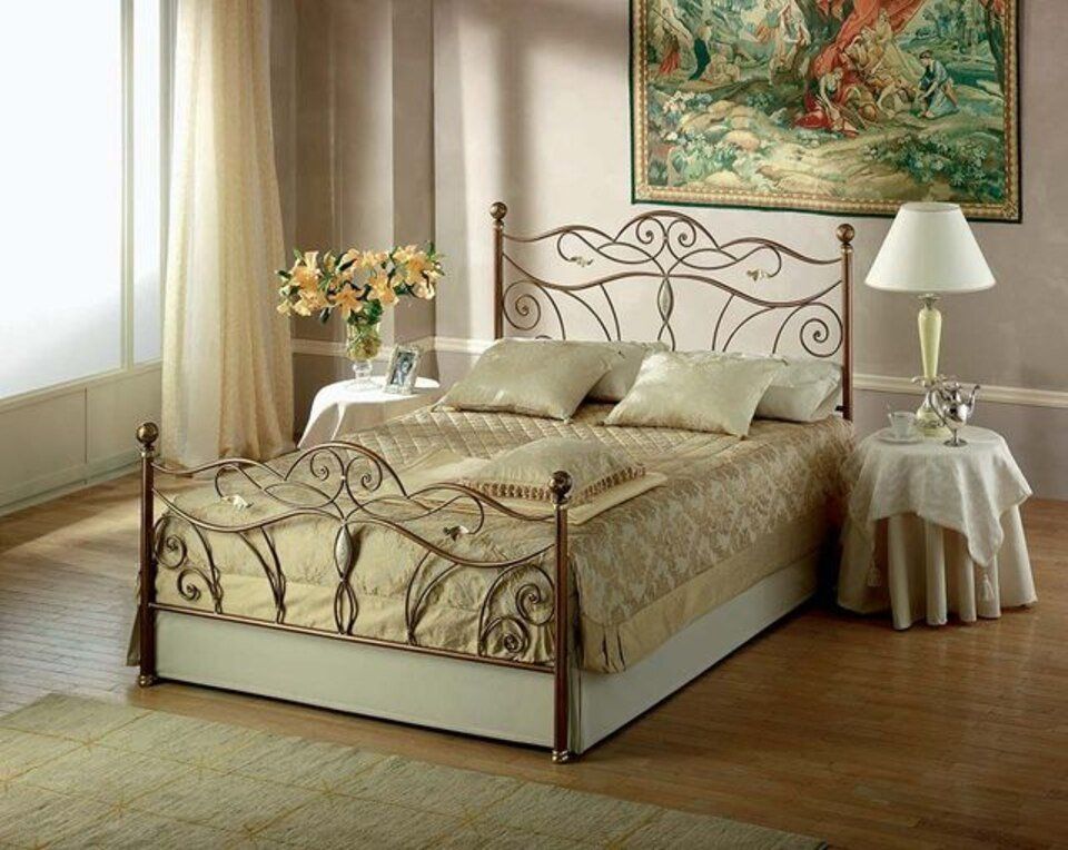 letto matrimoniale con struttura elegante in ferro battuto
