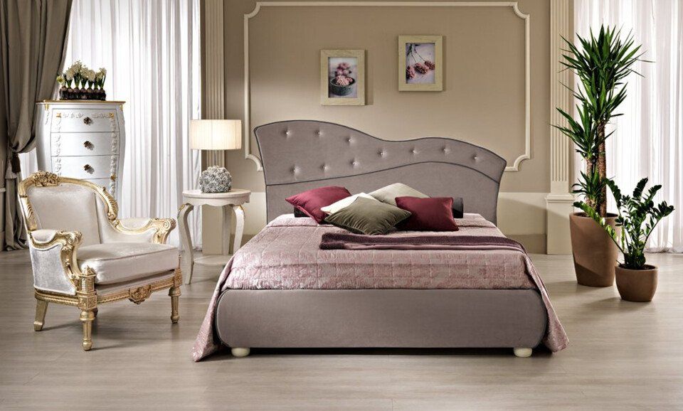 camera con arredi classici e letto con testiera asimmetrica