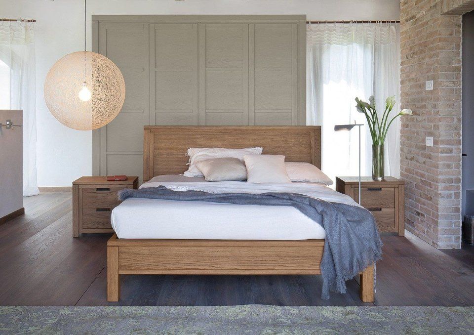 camera con letto in legno e comodini abbinati
