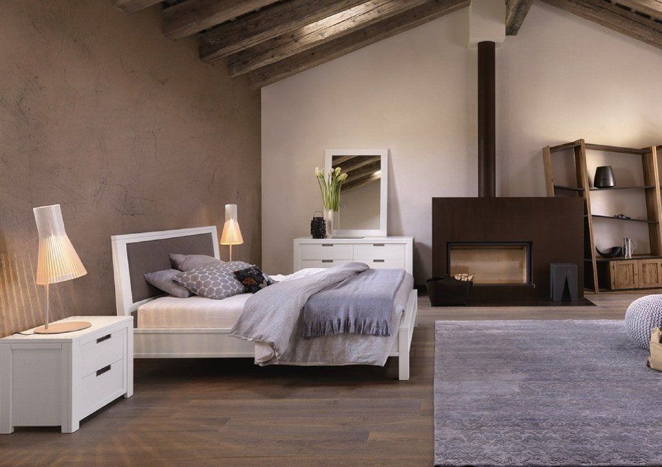camera da letto con arredi bianchi, grigi e in legno