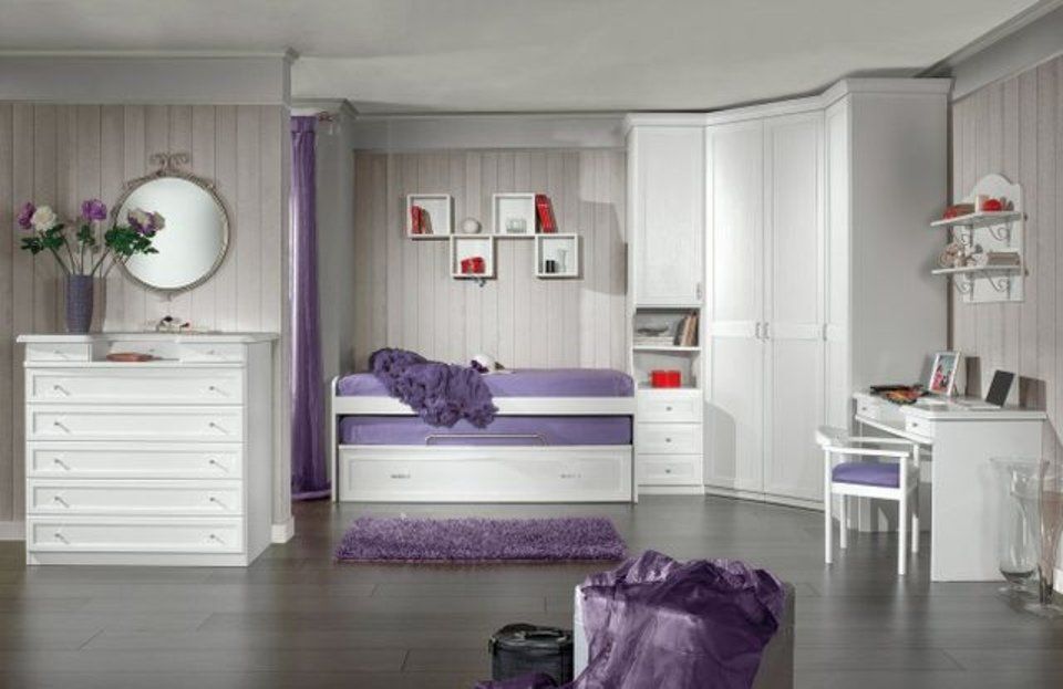 cameretta con arredi viola e bianchi