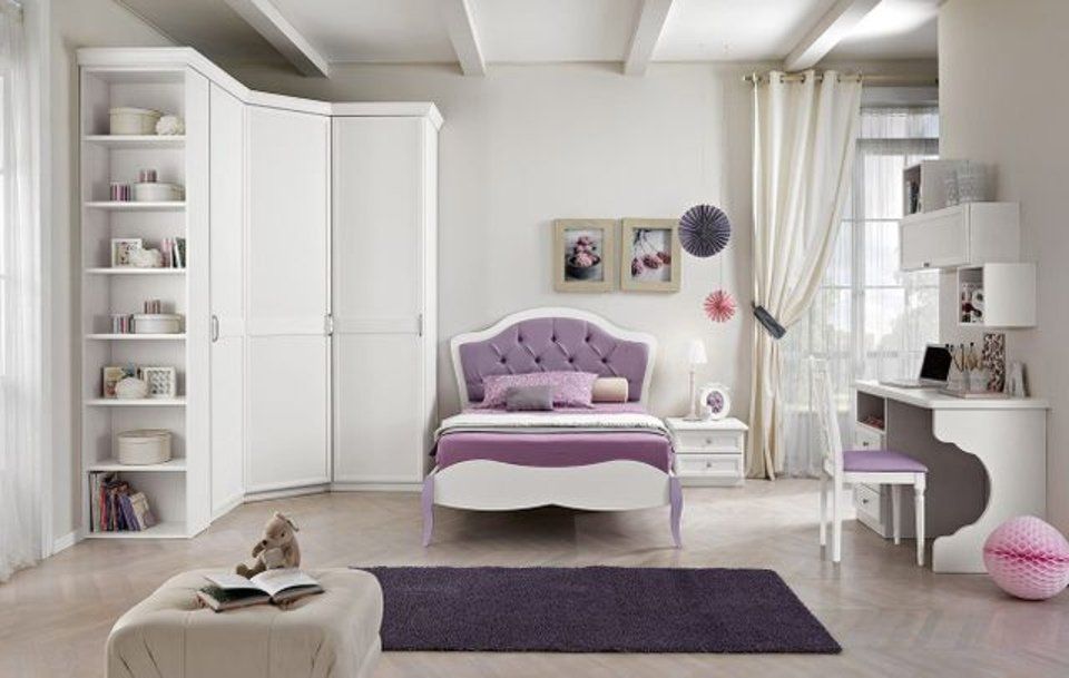 cameretta con armadio angolare bianco e letto con testiera viola