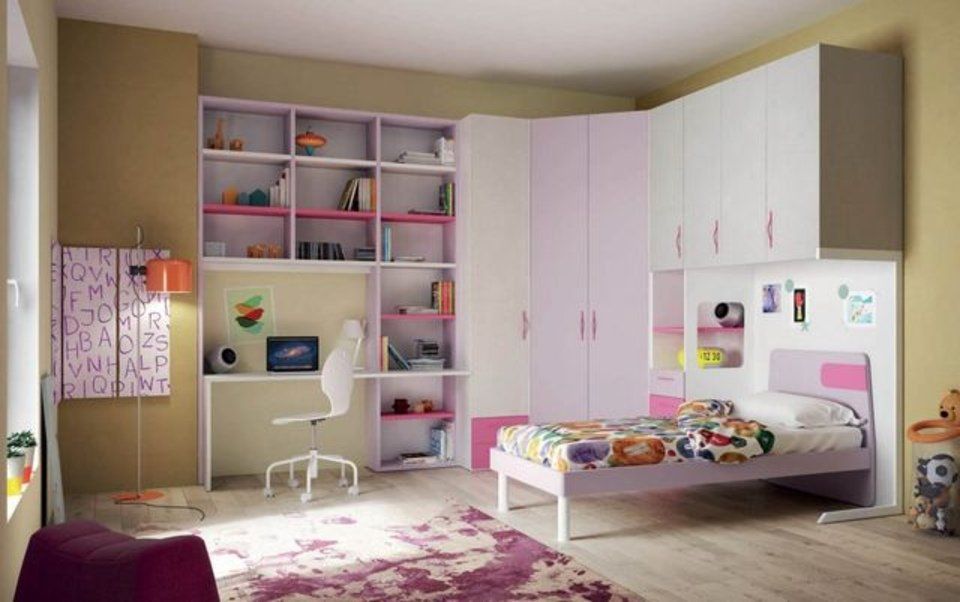 cameretta con arredi bianchi e rosa