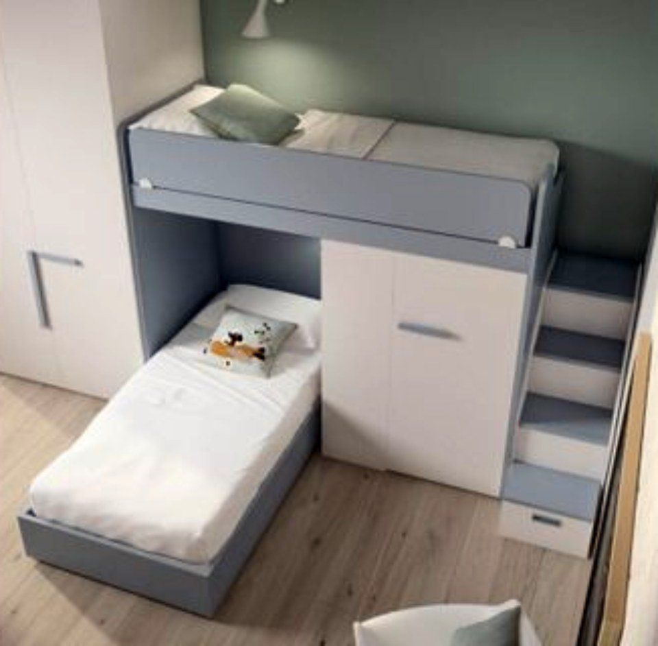 cameretta con due letti e scale