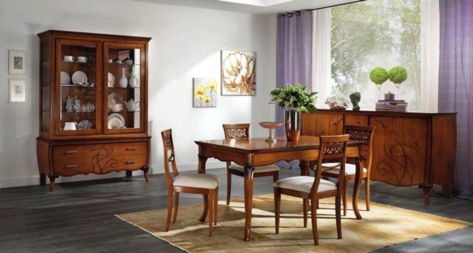 sala da pranzo con arredi in legno in stile classico