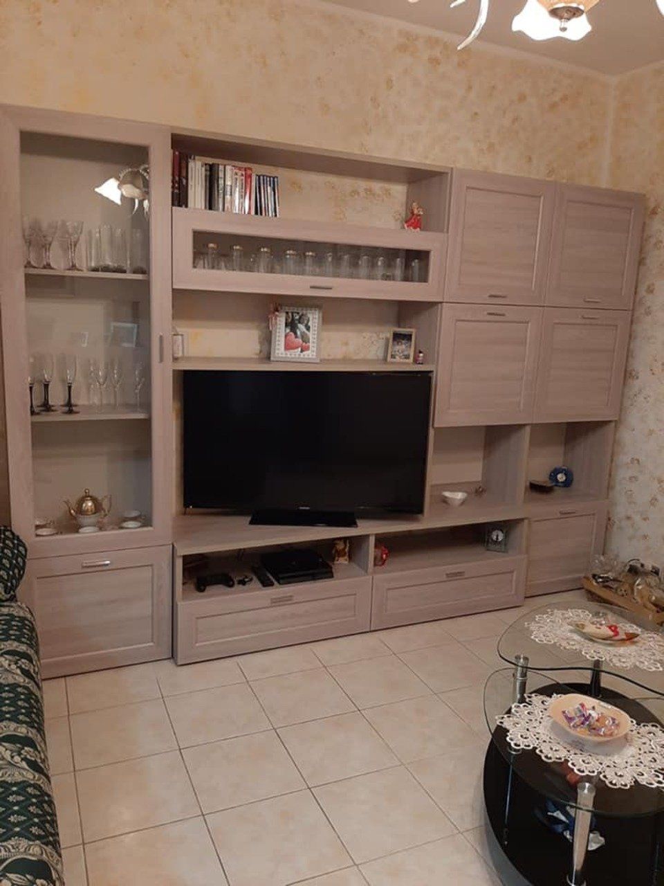 parete attrezzata in stile classico con vetrina e mobili in legno