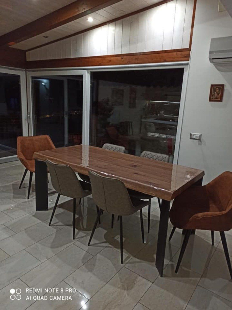 sala da pranzo con tavolo in legno e porte finestre