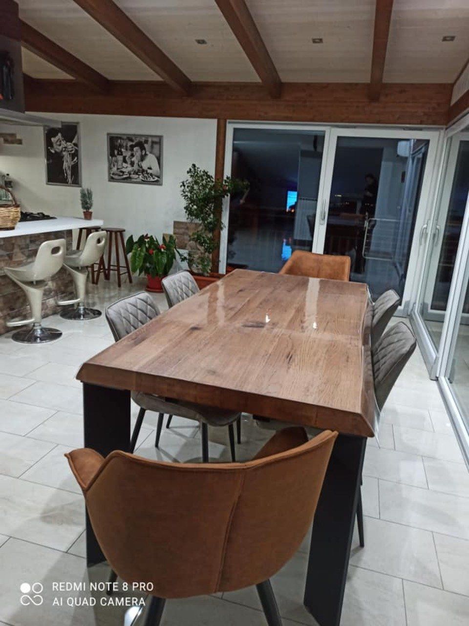 sala da pranzo con tavolo in legno lucido