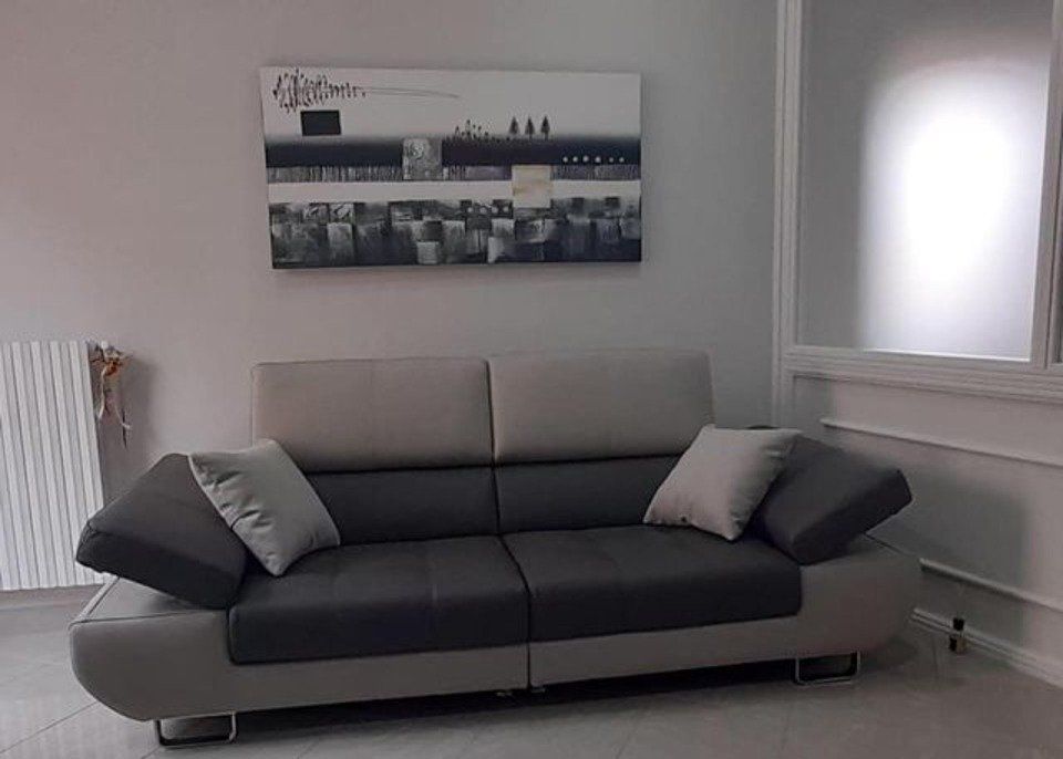 divano sui toni del grigio con stampa abbinata