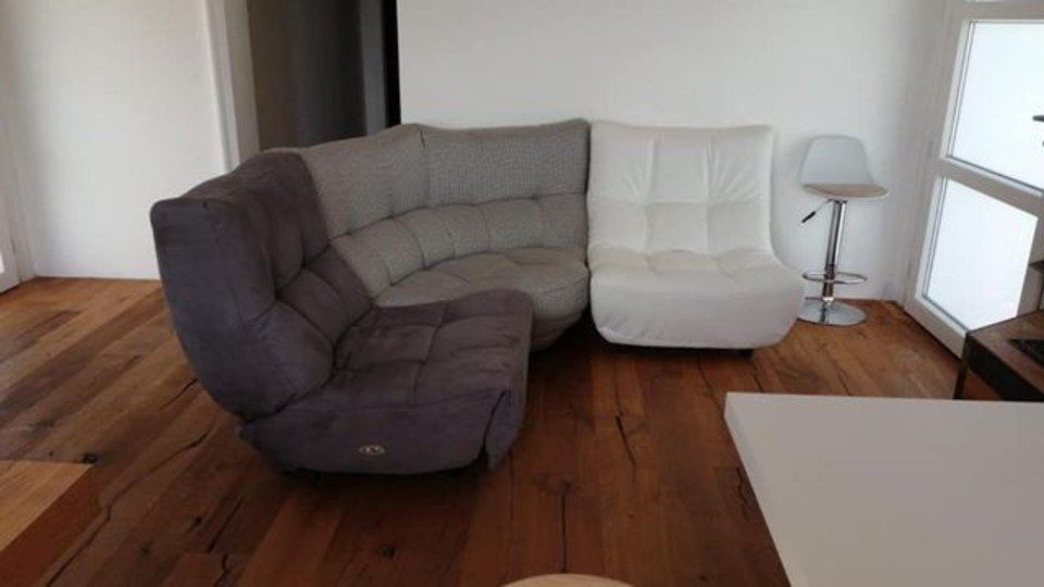 divano angolare con 3 moduli di toni neutri