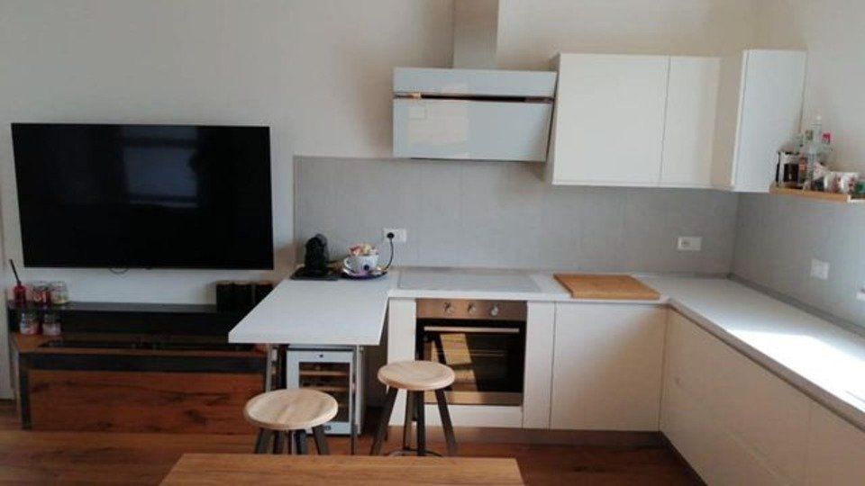 cucina piccola con pensili e penisola bianchi