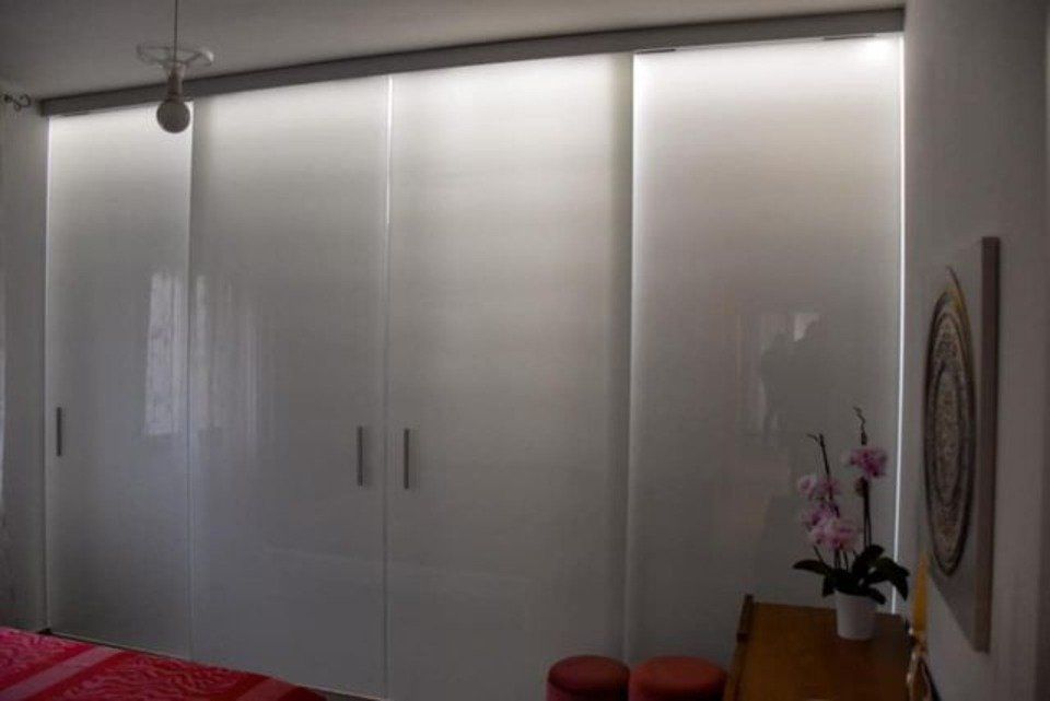 armadio bianco con superficie lucida