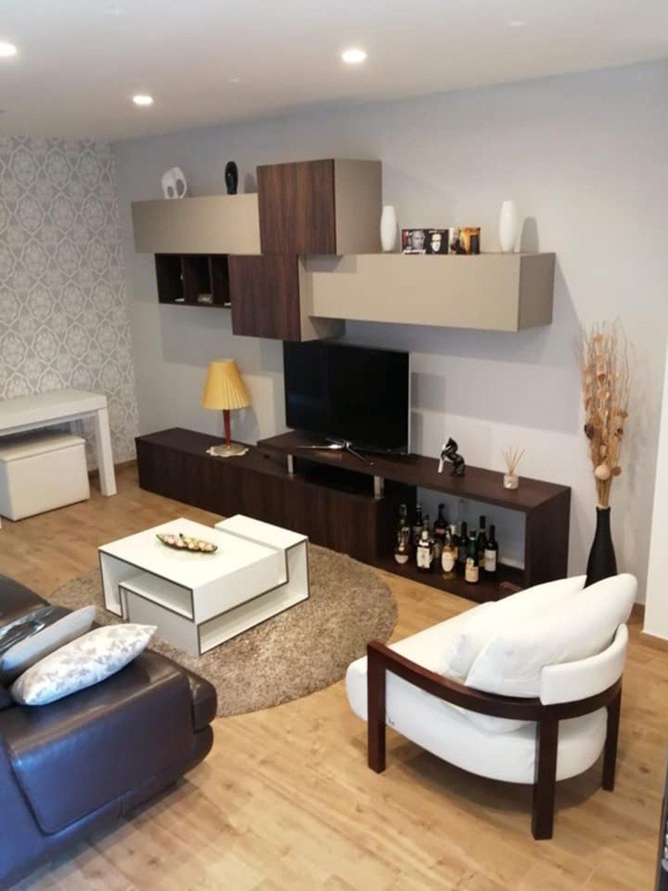 zona living con tavolino bianco e mobili in legno scuro