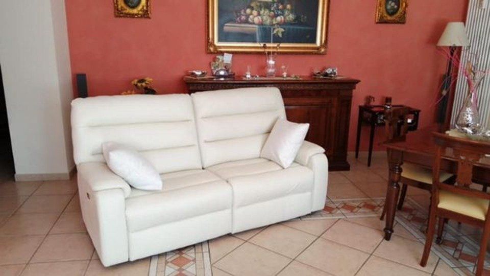 divano bianco imbottito in pelle a 2 posti
