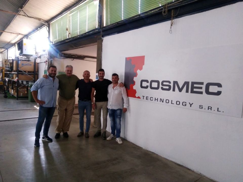 gruppo di uomini vicino a logo Cosmec