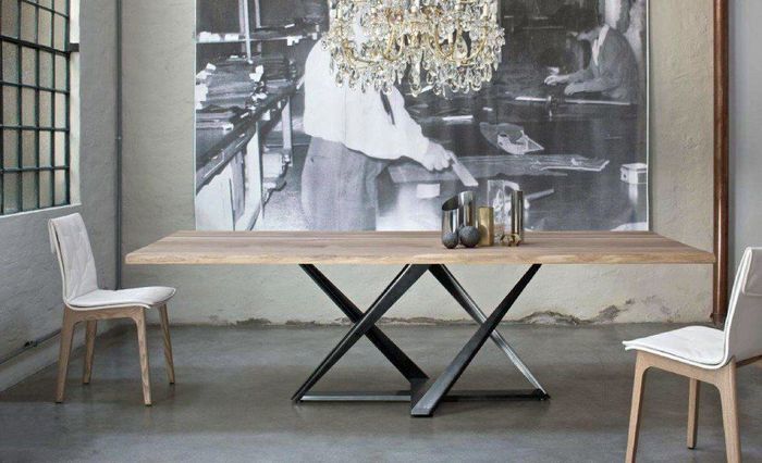 tavolo in legno con gambe nere e sedie con imbottitura bianca