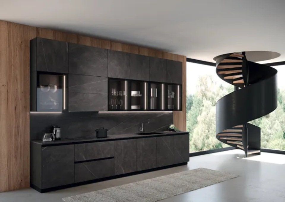 cucina lineare con moduli scuri effetto marmo