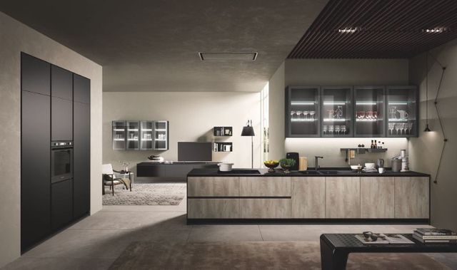 ampia cucina lineare con moduli in legno e piano nero