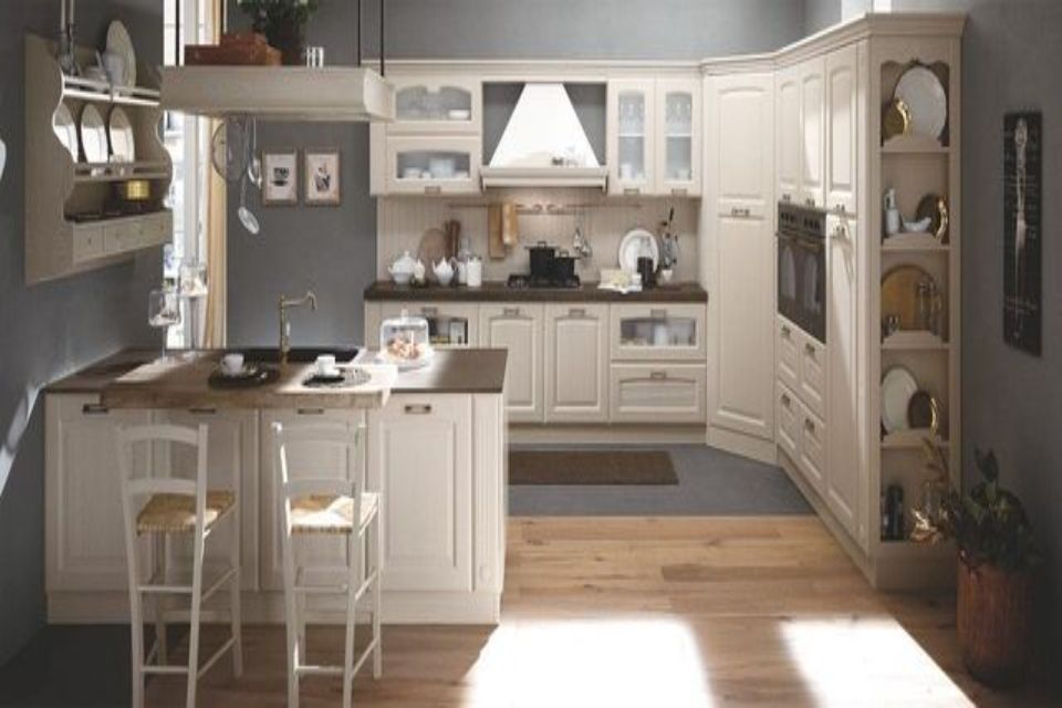 cucina piccola e angolare con arredi tradizionali chiari