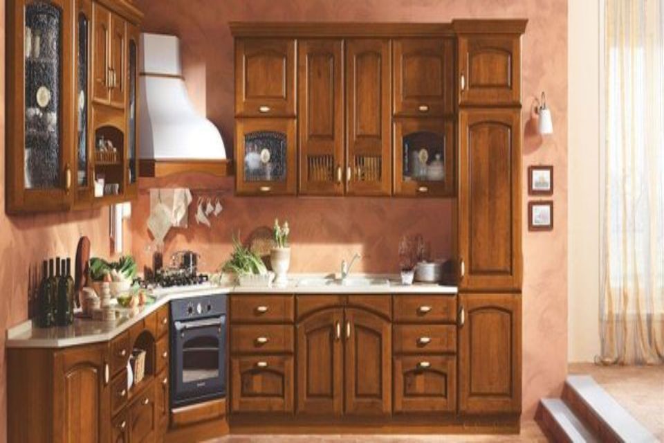 cucina angolare con mobili in legno in stile classico