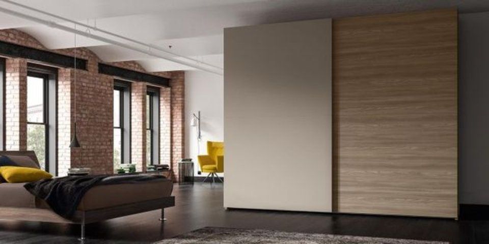 camera da letto con armadio in legno a 2 ante scorrevoli