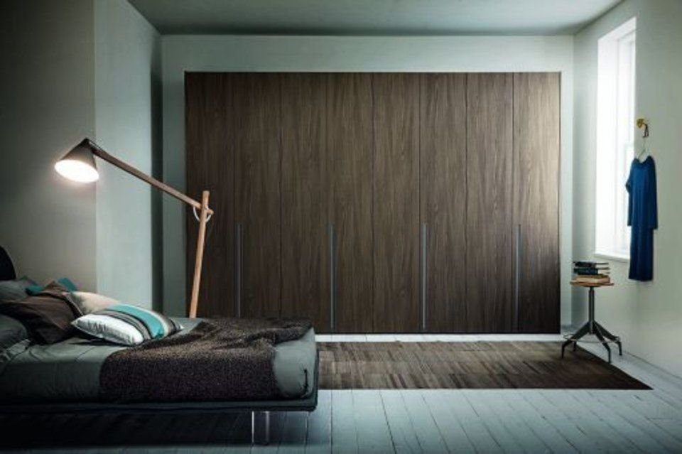 camera da letto con armadio in legno massello