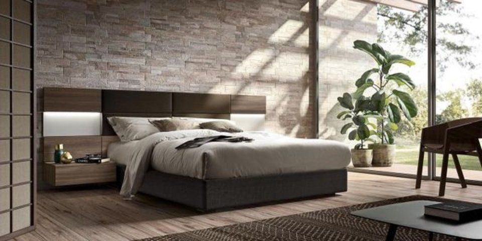 camera da letto con parete in pietra