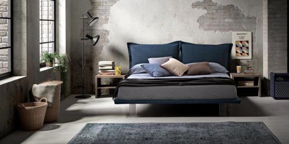 camera da letto con parete in stile rovinato