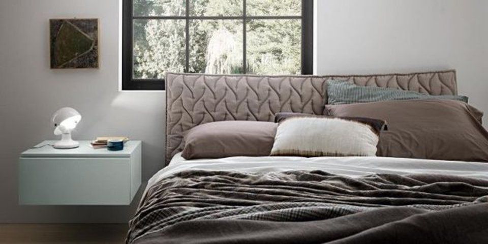 letto con testiera in velluto imbottita color rosa antico