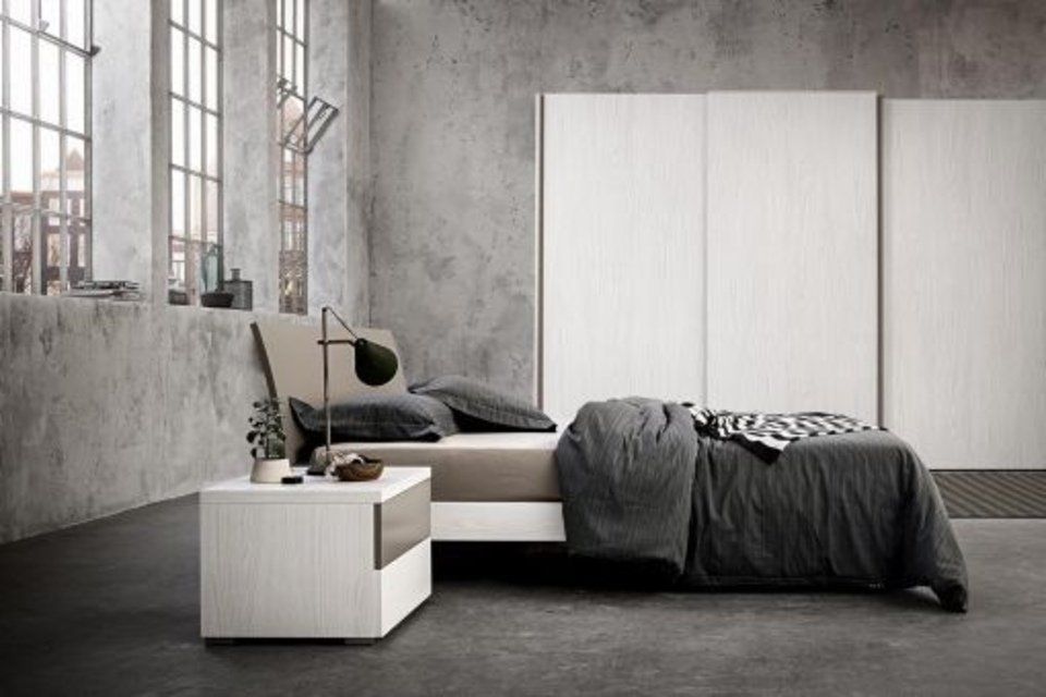 camera da letto con armadio bianco e pareti grigie