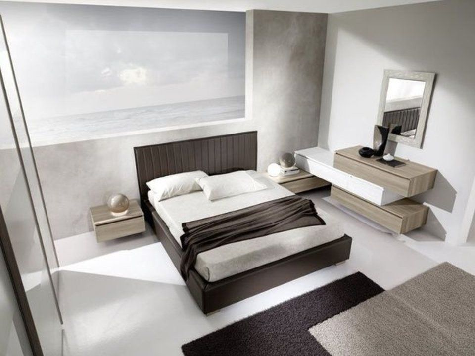 camera con arredi moderni e letto con testiera marrone