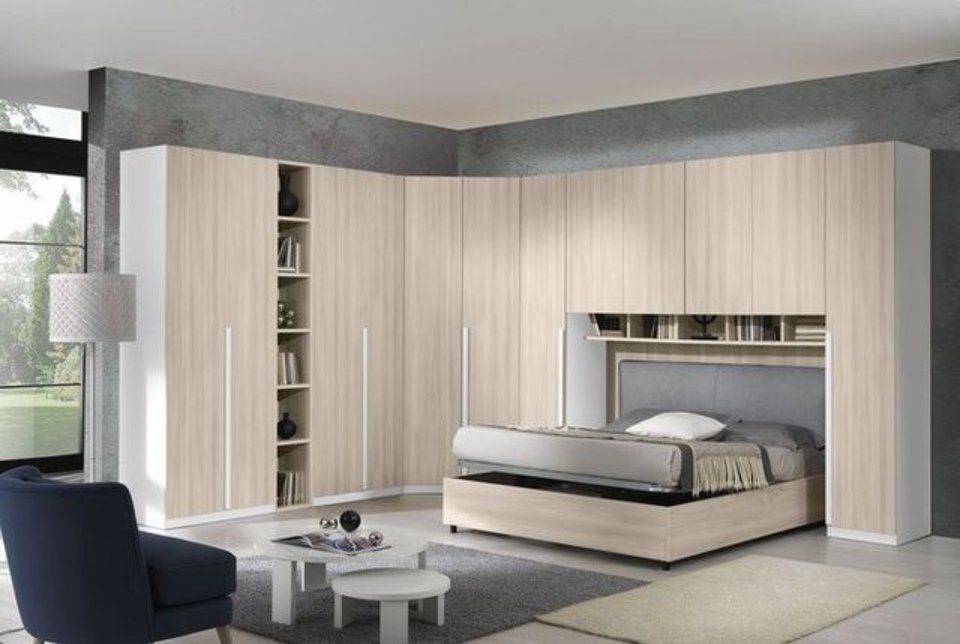 camera con armadiatura angolare in legno chiaro