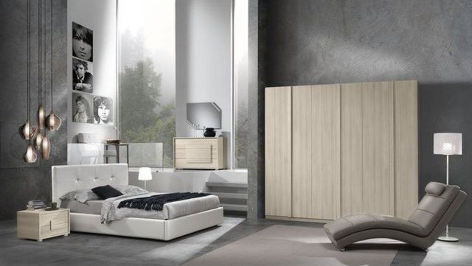 camera con letto bianco imbottito e armadio in legno