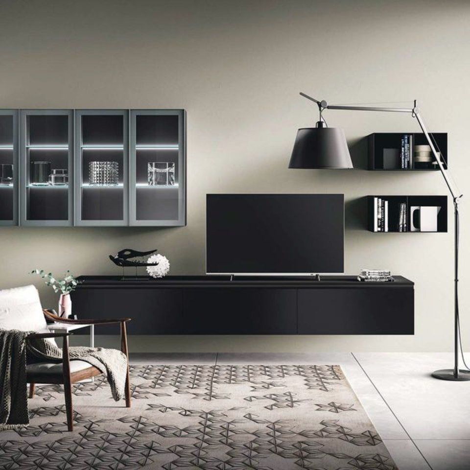 parete attrezzata con vetrinetta e mobile sospeso nero