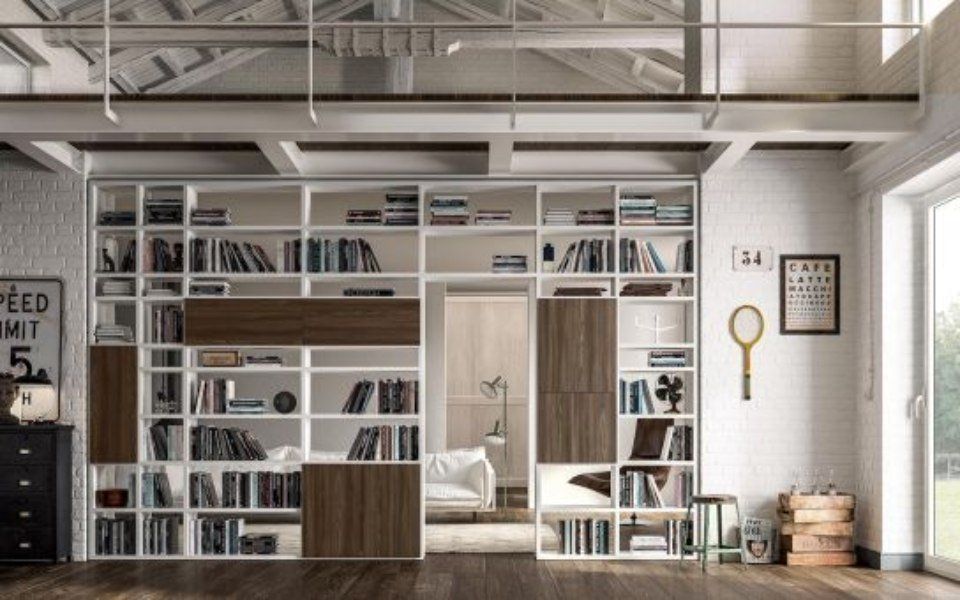 libreria bianca con inserti in legno