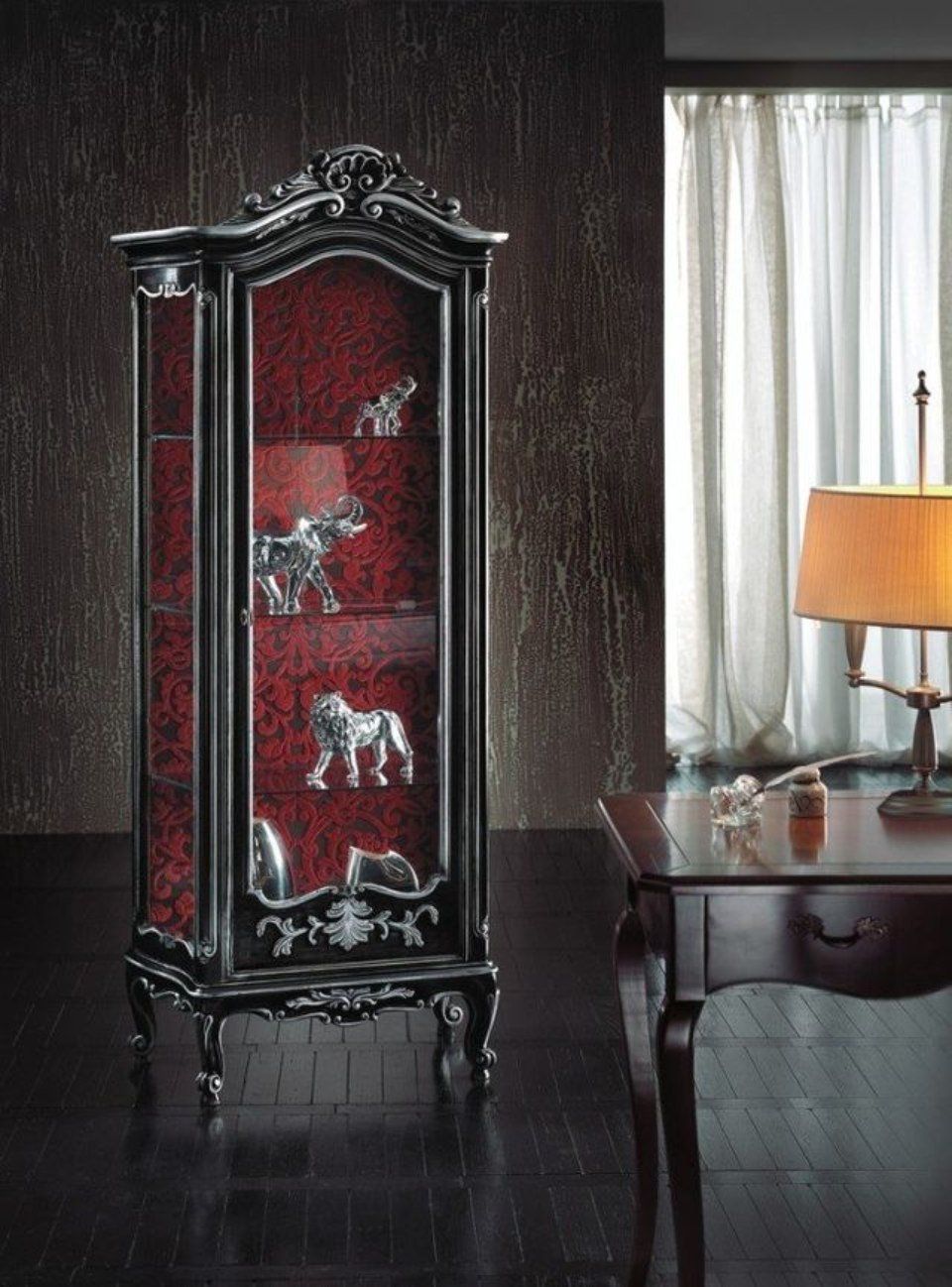 vetrina nera in stile classico