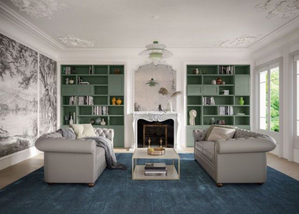 salotto con librerie verdi e divani grigi