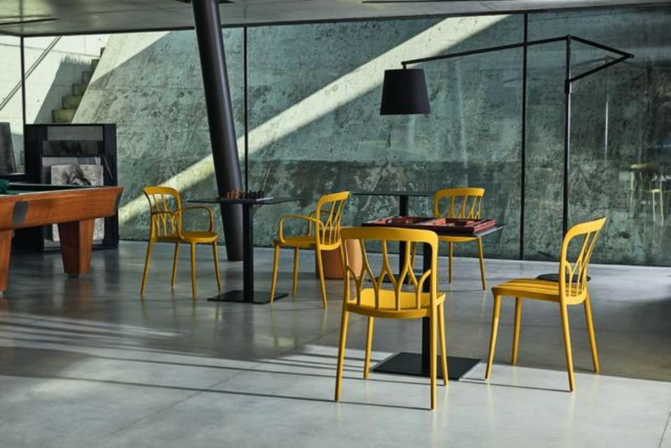 tavolini neri e sedie gialle