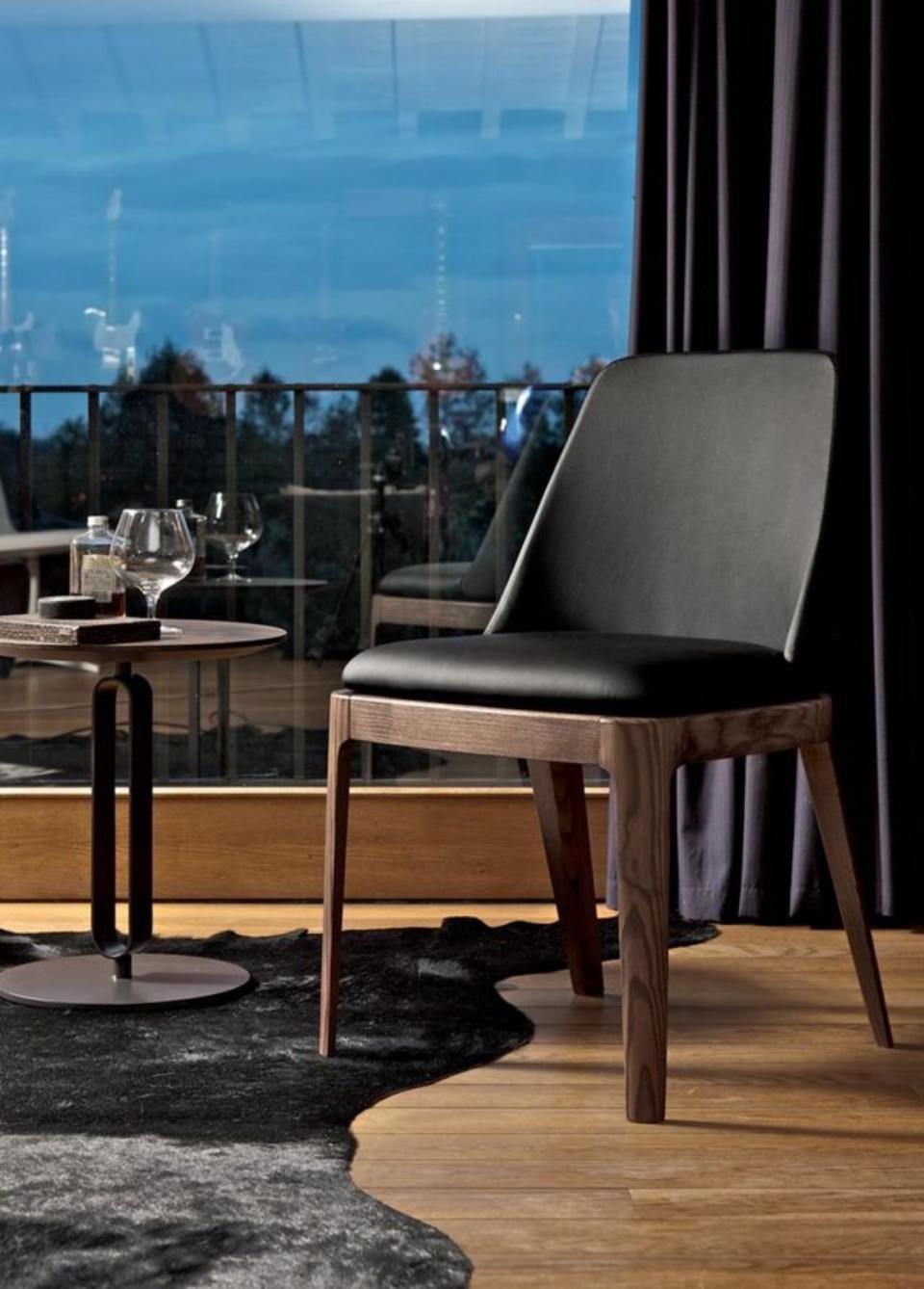 sedia con imbottitura nera in pelle e tavolino da caffè