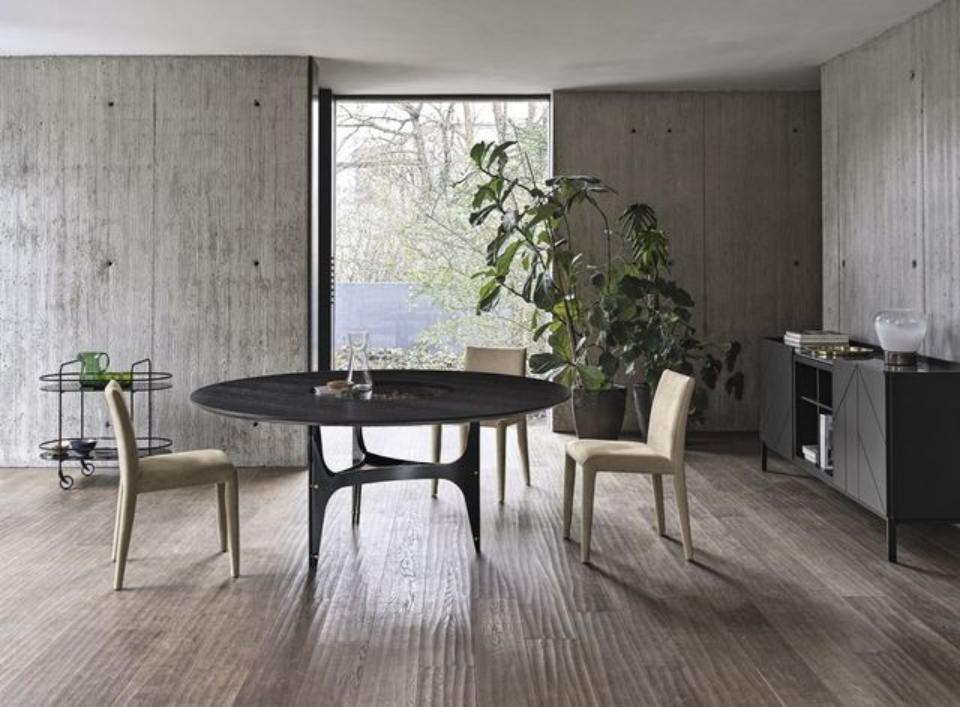 tavolo nero tondo e sedie imbottite beige