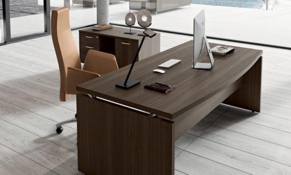 scrivania in legno scuro e poltrona girevole di design