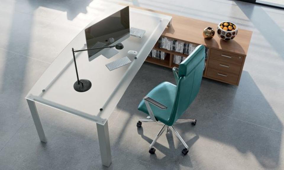 ufficio con scrivania in vetro opaco e sedia verde acqua