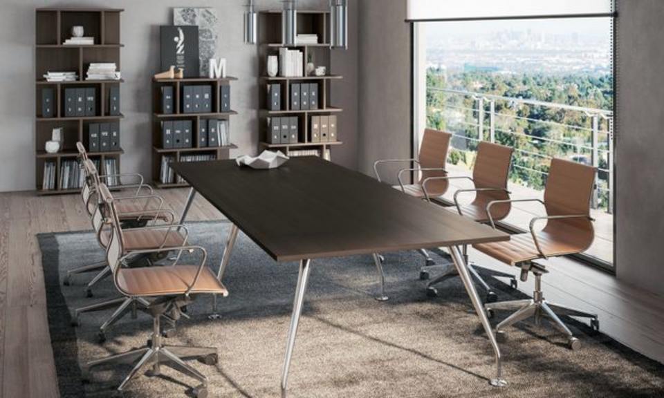 sala riunioni con tavolo in legno e sedie girevoli