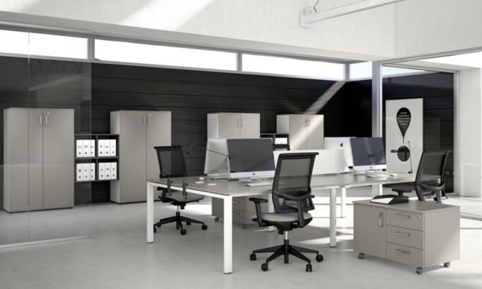 ufficio con tavolo lungo e postazioni pc