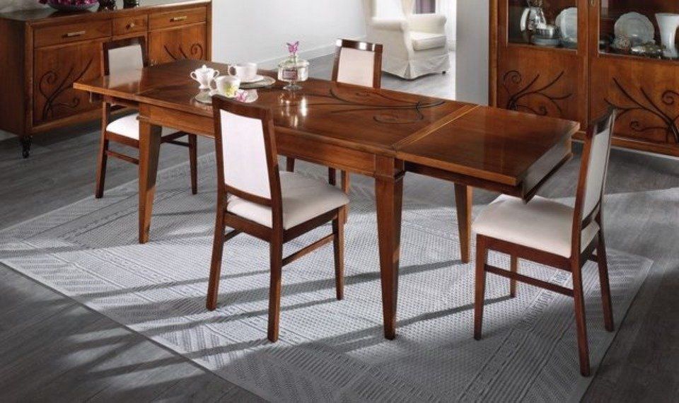 tavolo in legno classico e sedie abbinate con imbottitura bianca